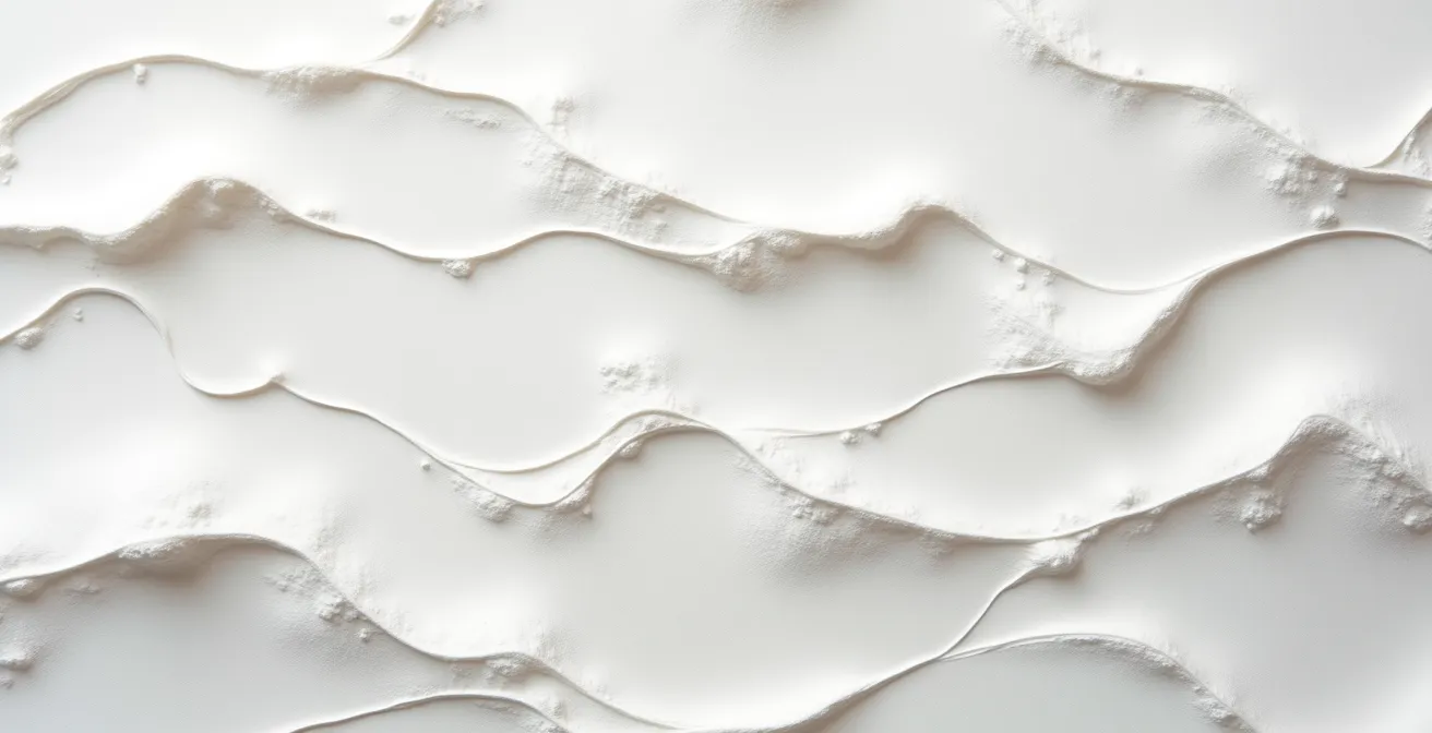 Makroaufnahme einer grundierten Leinwand mit sichtbarer Textur und Pinselstrichen